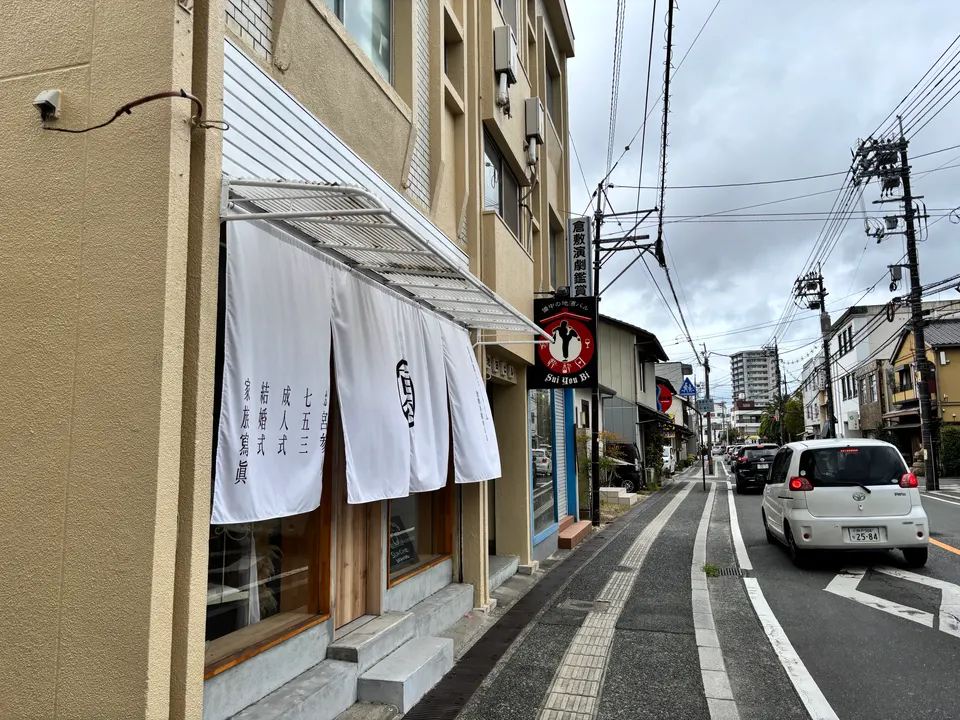 備中の地酒バル 粋酔日の白い暖簾と外観
