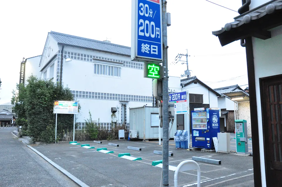 中央一丁目パーキングの車両入口と料金看板