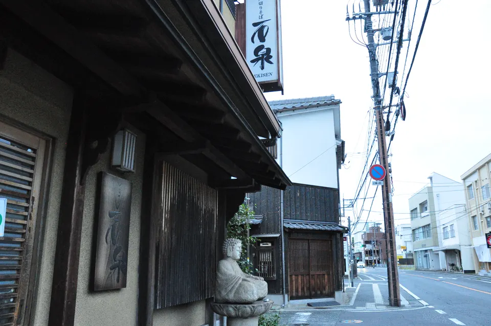 通り沿いにある江戸切りそば 石泉の店先