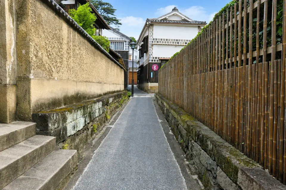土壁と木塀に挟まれた本町の細い路地