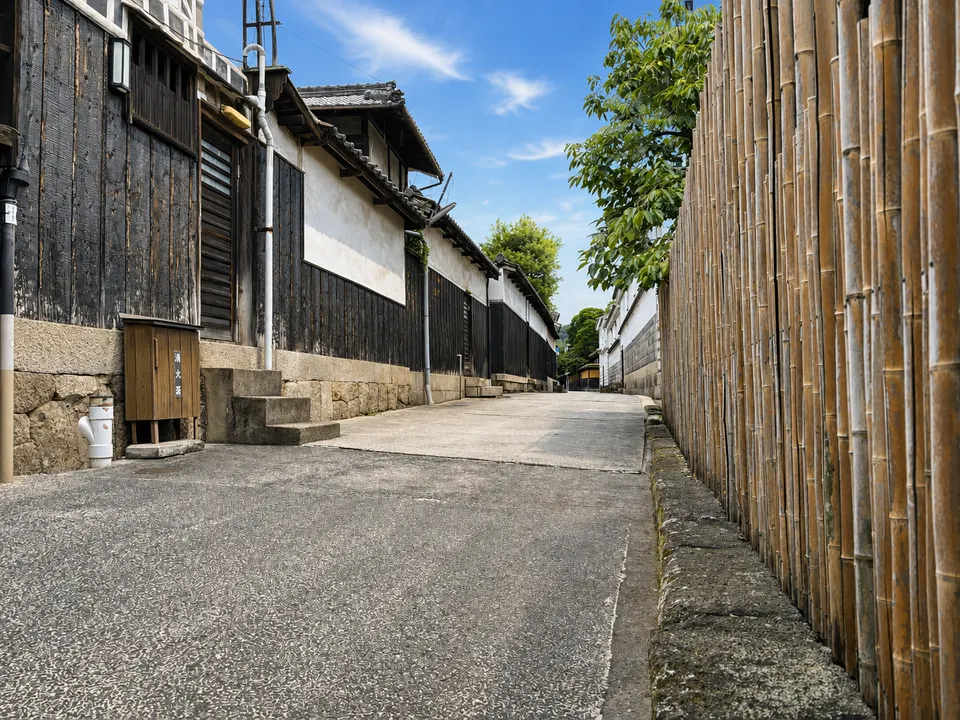 木造の町家が続く倉敷本町の路地