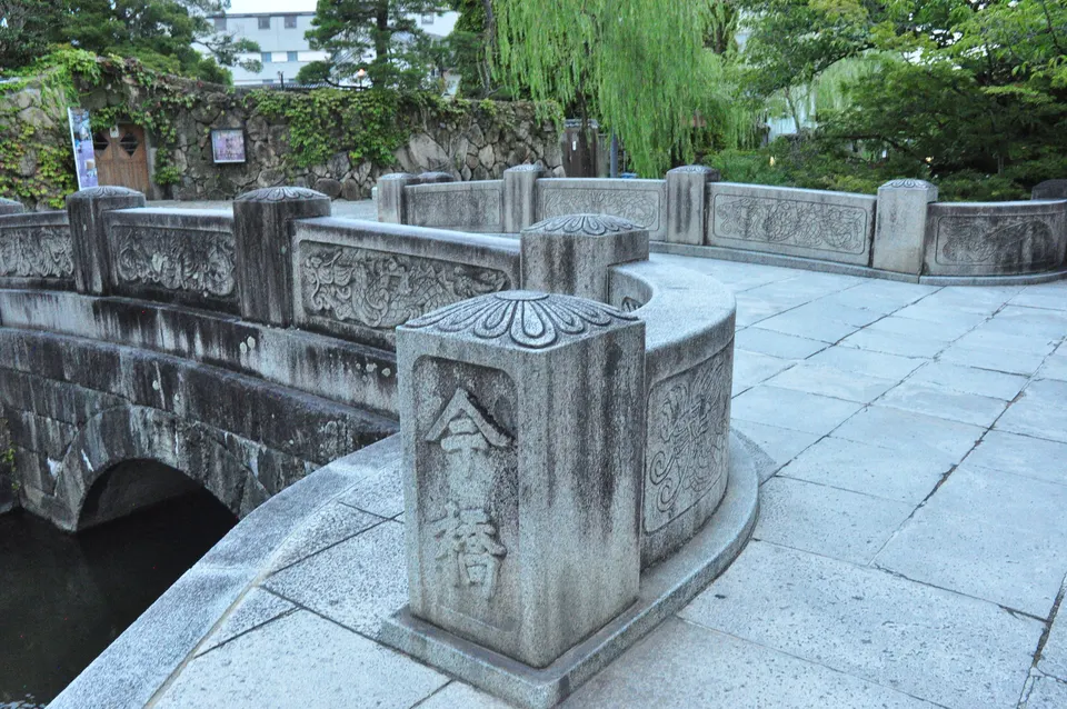 龍の彫刻が施された今橋の石造りの欄干