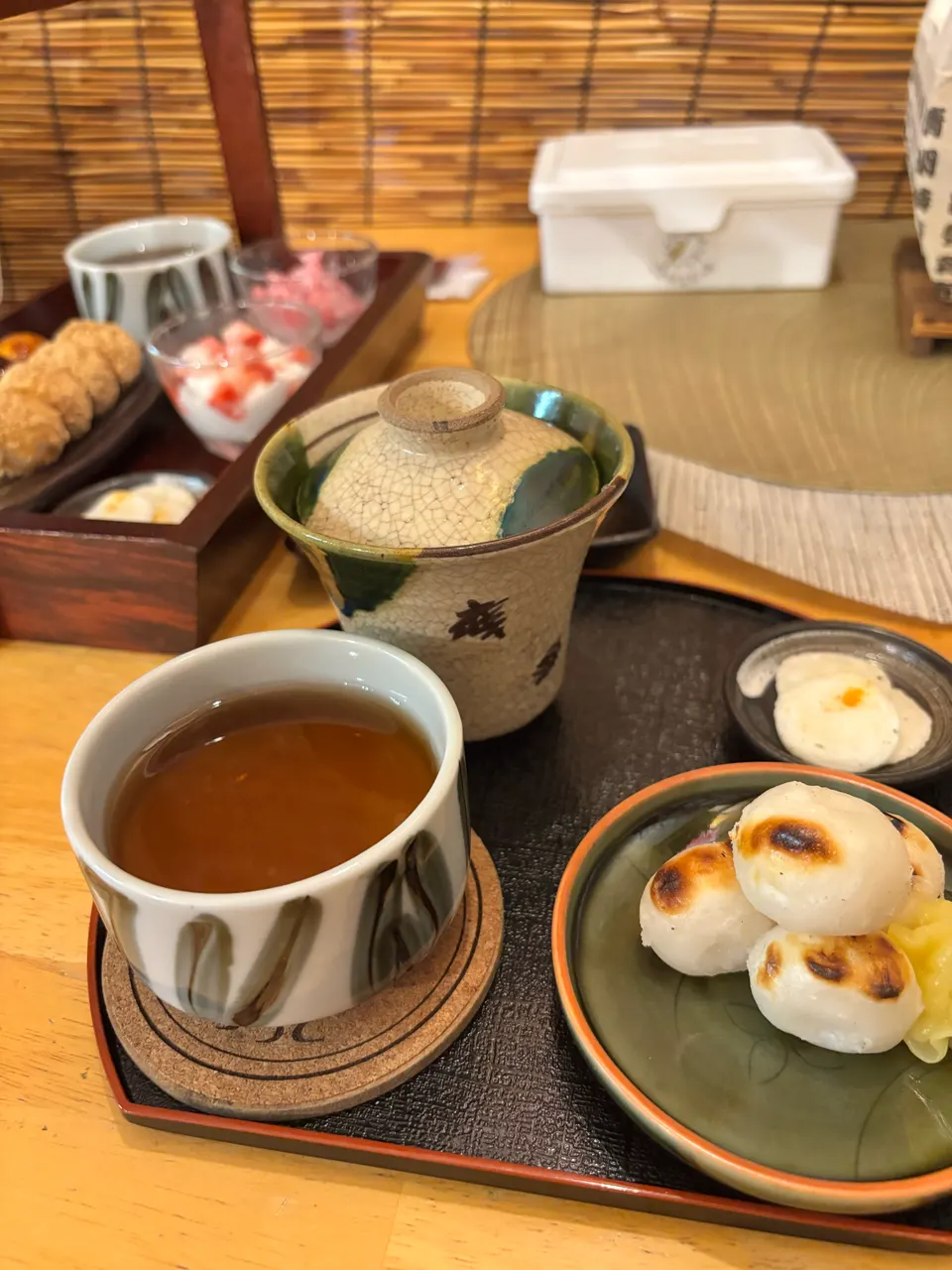 ことり ふらっとで提供された焼き団子と温かいお茶