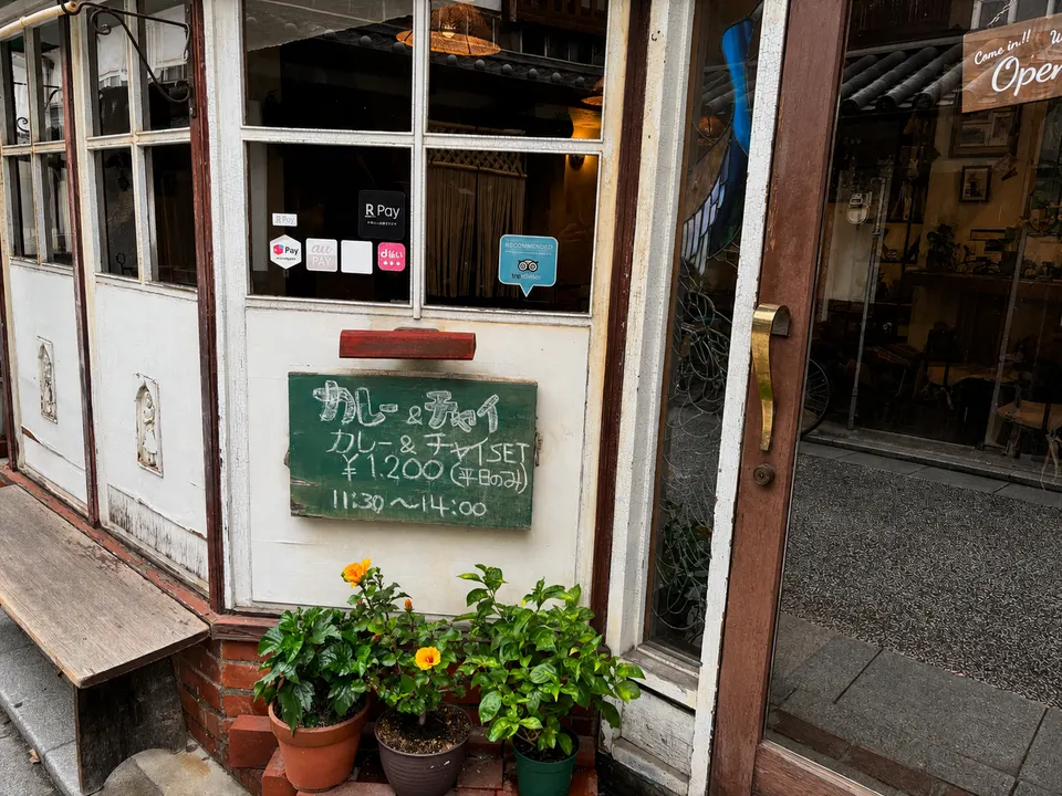KuKuの入口と店頭看板