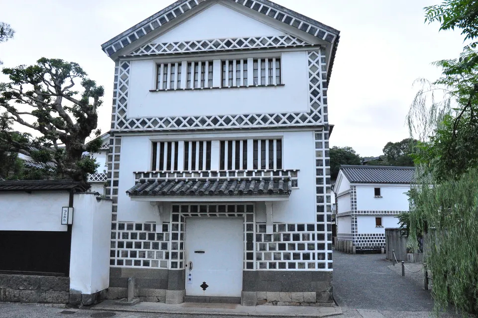 なまこ壁が印象的な倉敷考古館