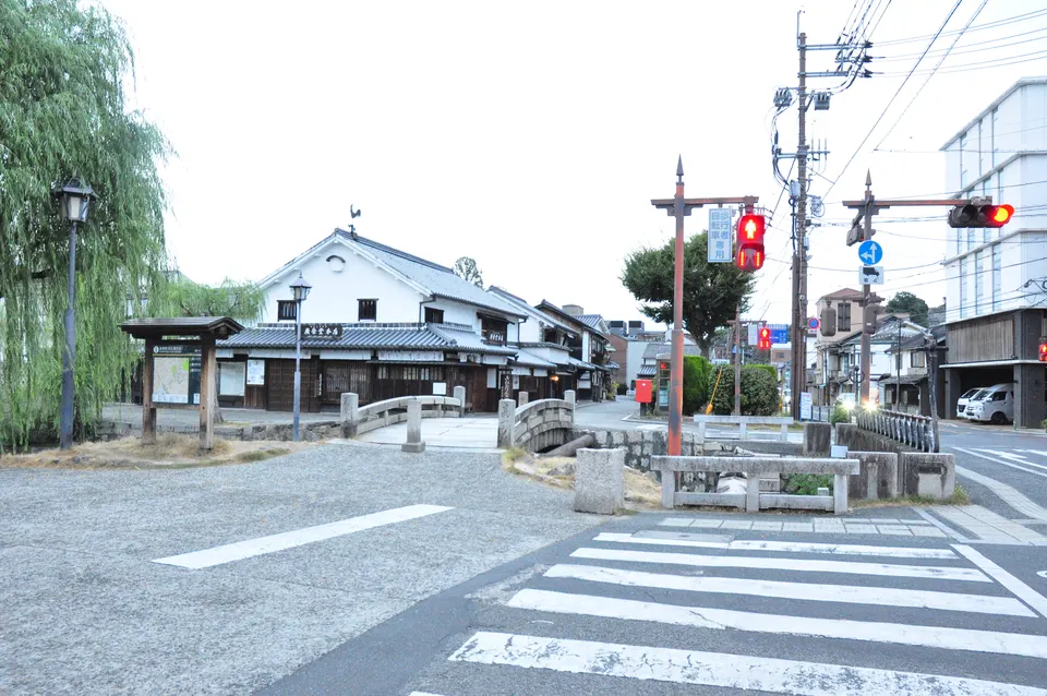 倉敷館前の交差点と白壁の町並み