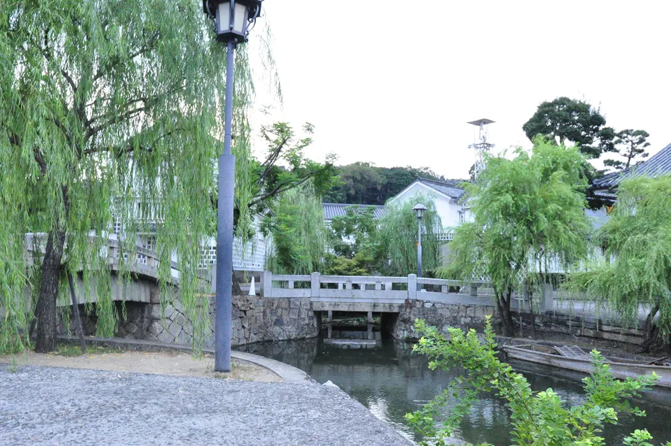 倉敷川沿いから見た中橋と白壁の町並み