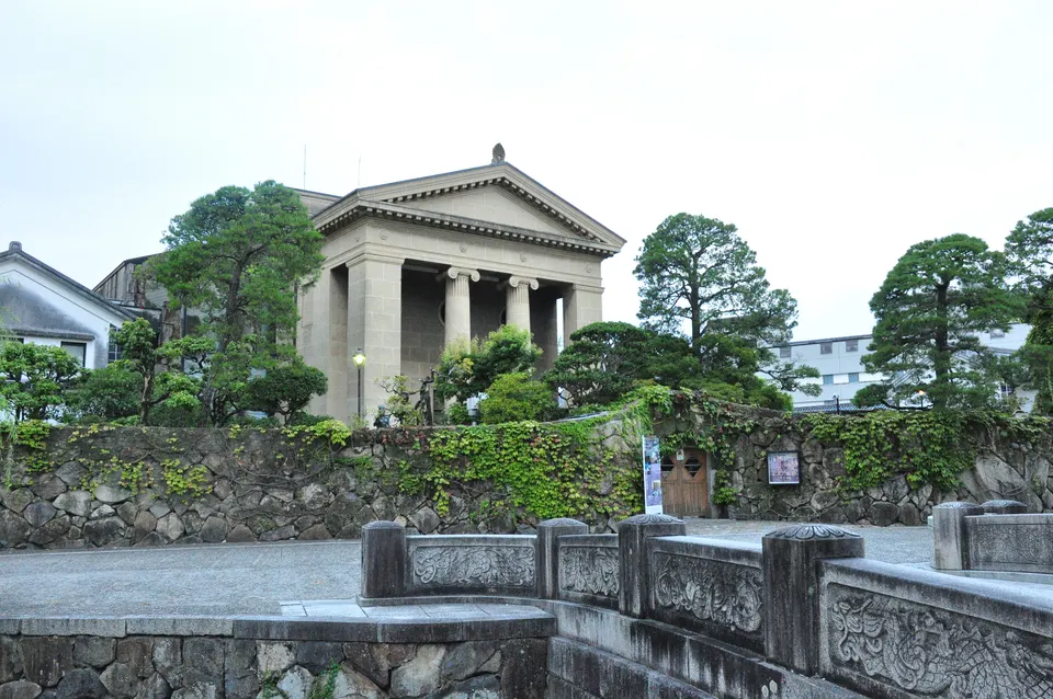 石造りの正面玄関がある大原美術館本館