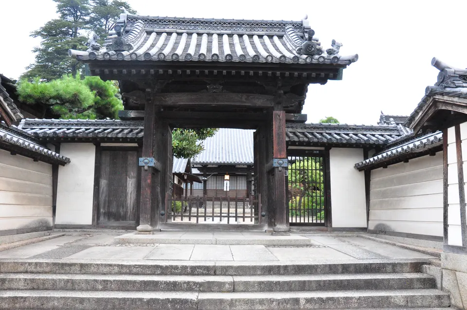 瓦屋根の誓願寺山門