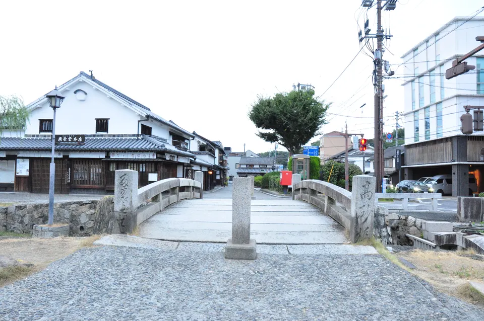 倉敷川に架かる石造りの高砂橋