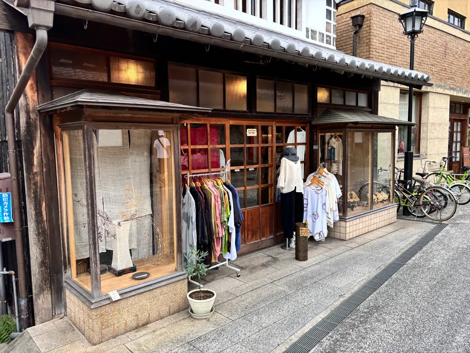 テンテンの町家店舗と店頭の衣類