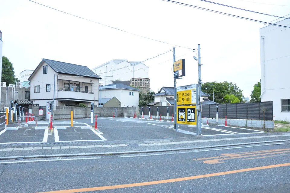 タイムズ倉敷中央の車両入口と料金看板