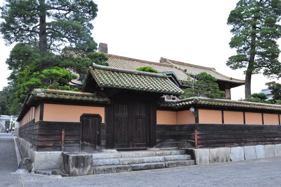 黒い板塀と緑に囲まれた有隣荘