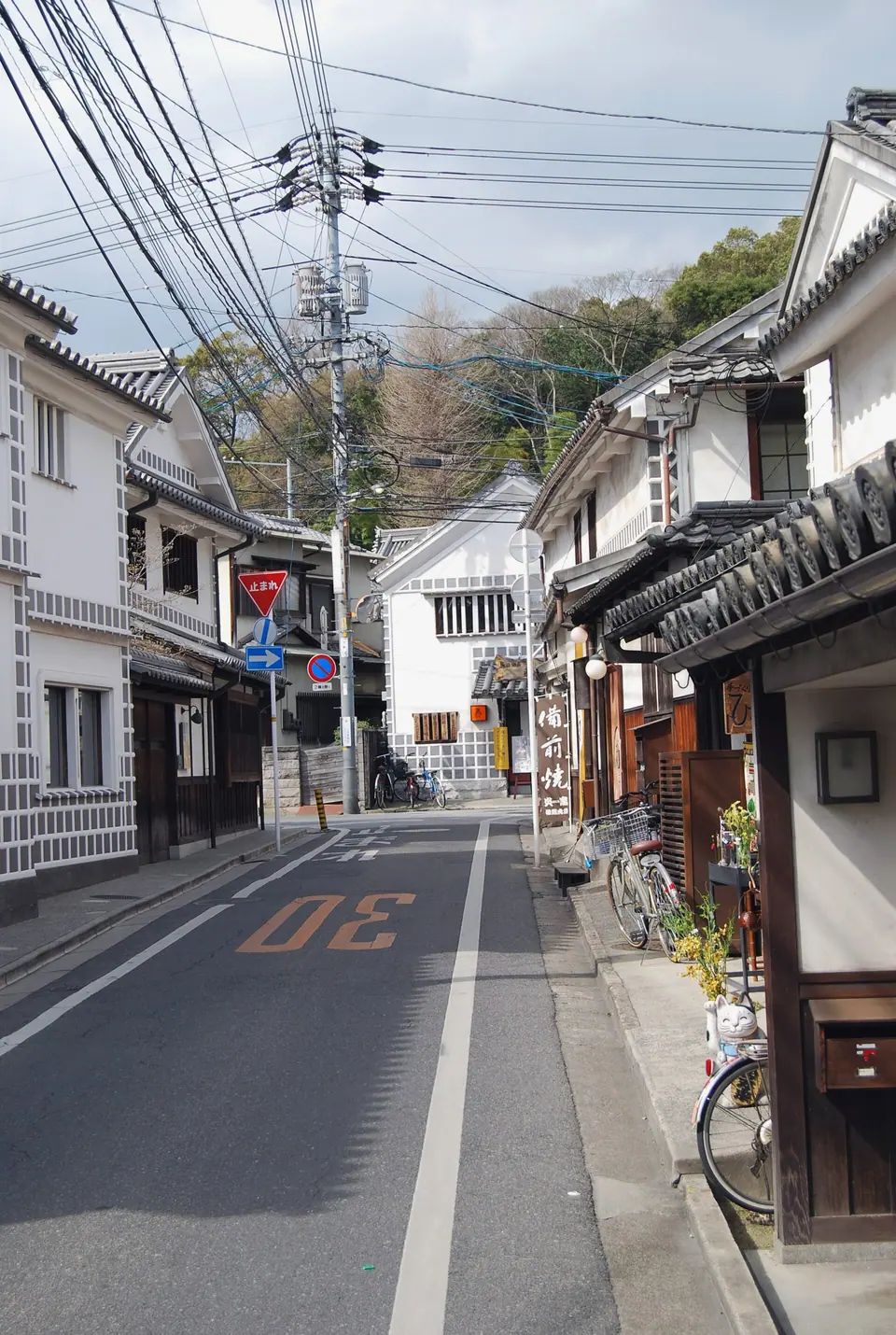 倉敷市本町の路地と伝統的な町並み