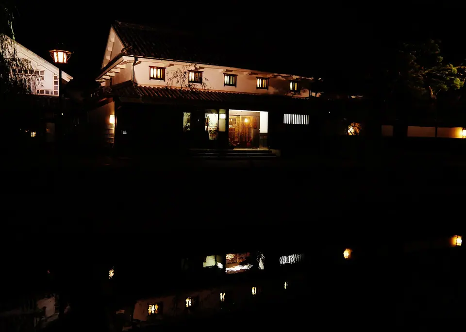 灯りが白壁と路地を照らす夜の倉敷美観地区