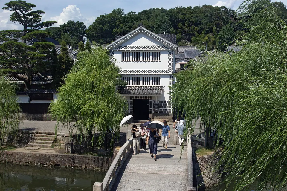 白壁の町並みと柳が倉敷川沿いに続く倉敷美観地区