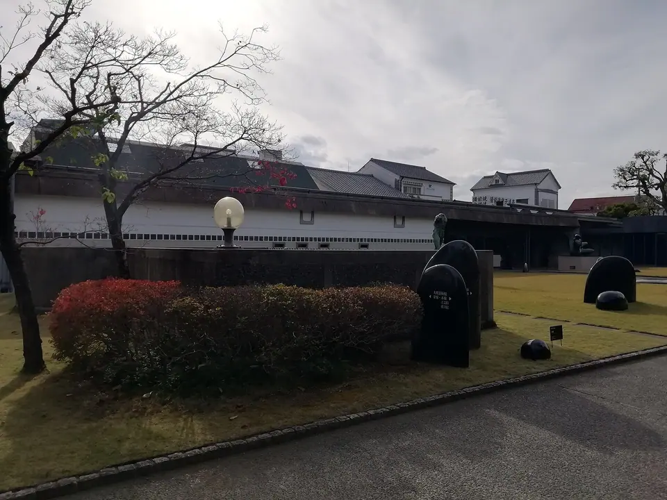 大原美術館分館と周辺の緑豊かな町並み